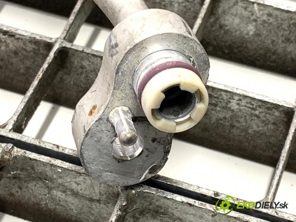 BMW F30 sedan 2016 180 kW 328 i xDrive 1997 rúrka klimatizace 9212236 (Trubka klimatizace)