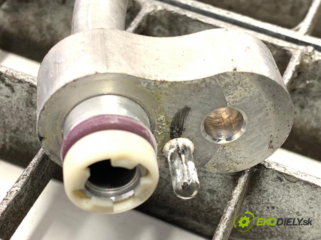 BMW F30 sedan 2016 180 kW 328 i xDrive 1997 rúrka klimatizace 9212236 (Trubka klimatizace)