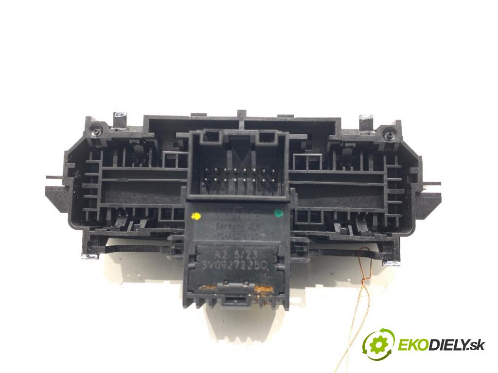 SKODA SUPERB III Kombi 2023 110 kW 2.0 TDI 1968 Spínač brzdy ručnej brzdy 3V0927225C (Prepínacie páčky pod volantom)