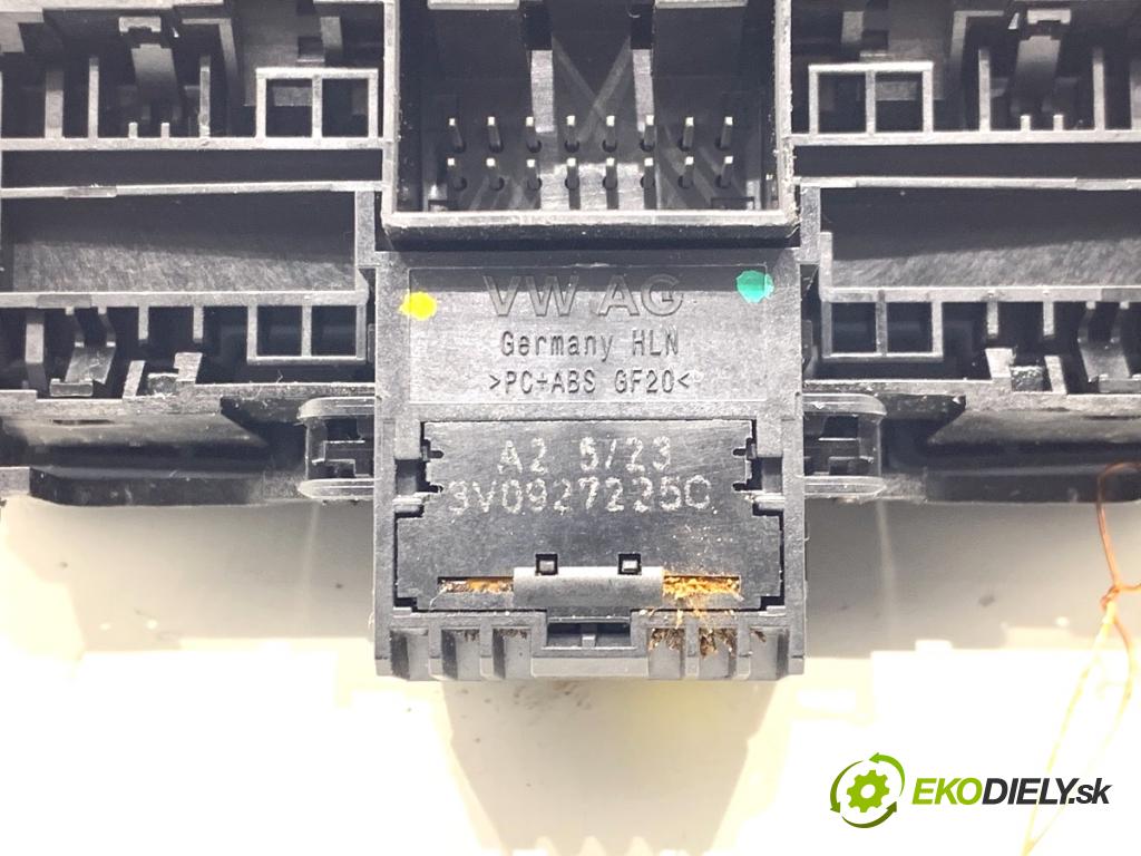 SKODA SUPERB III Kombi 2023 110 kW 2.0 TDI 1968 Spínač brzdy ručnej brzdy 3V0927225C (Prepínacie páčky pod volantom)