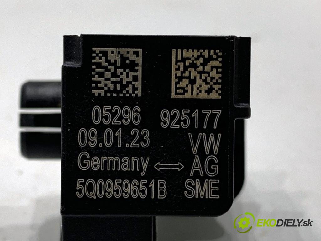 SKODA SUPERB III Kombi 2023 110 kW 2.0 TDI 1968 Snímač nárazu 5Q0959651B (Snímač nárazu)