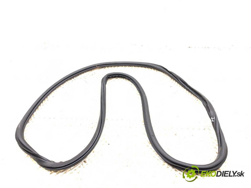 SKODA SUPERB III Kombi 2023 110 kW 2.0 TDI 1968 těsnění dveře zadní část pravá 3V9867368B (Karoserie ostatní)