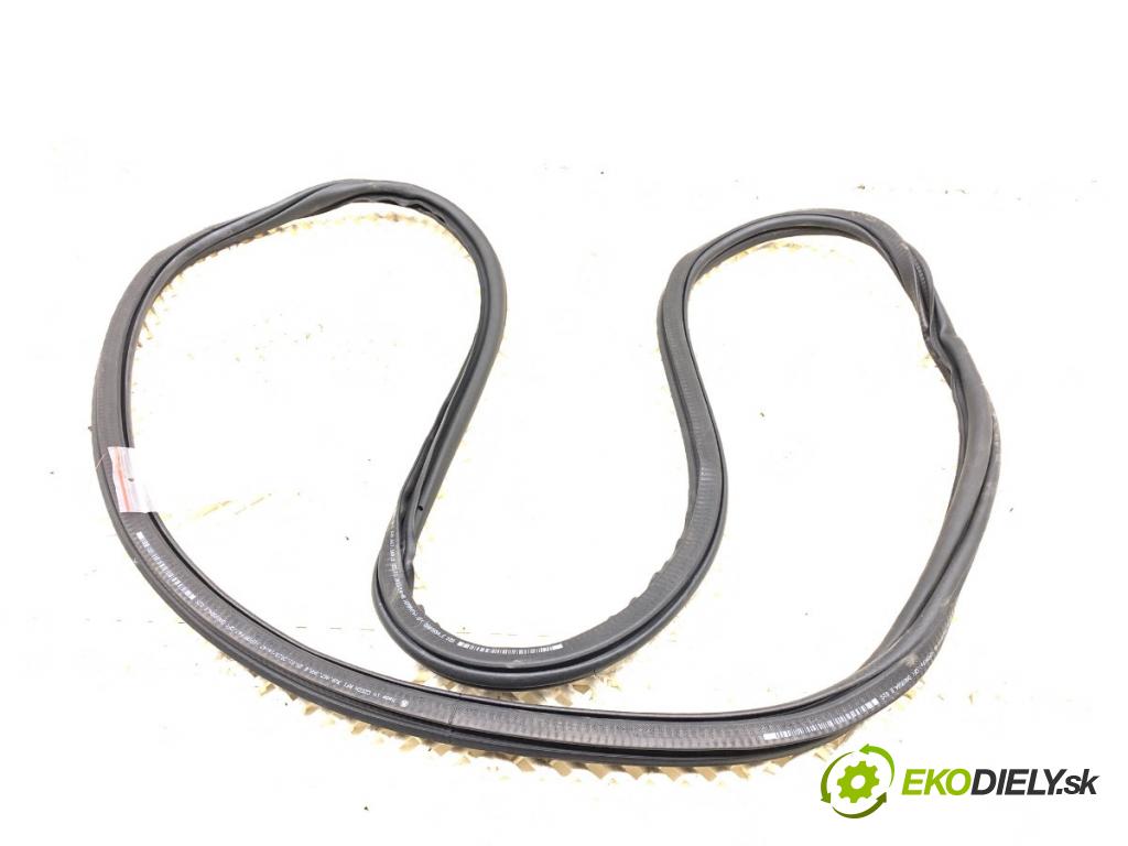 SKODA SUPERB III Kombi 2023 110 kW 2.0 TDI 1968 těsnění dveře zadní část pravá 3V9867368B (Karoserie ostatní)