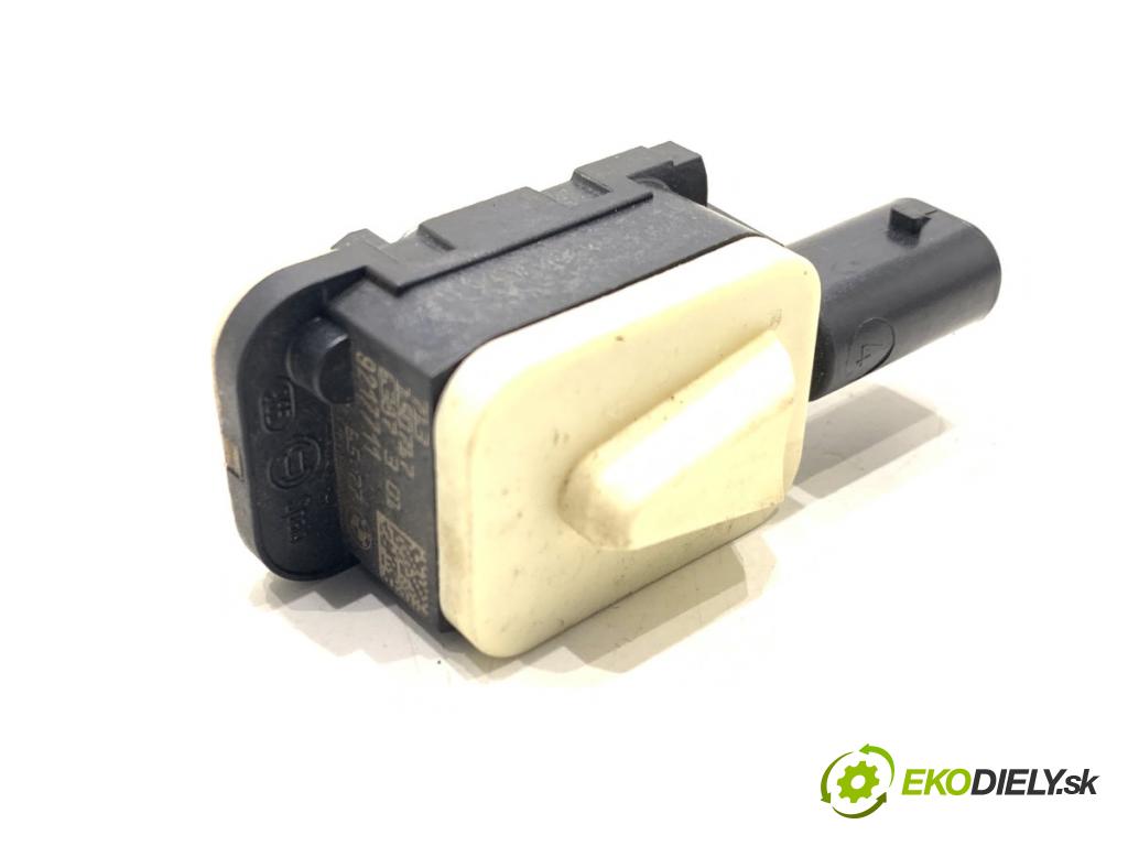 BMW F30 sedan 2016 180 kW 328 i xDrive 1997 Snímač nárazu 9217711 (Snímač nárazu)