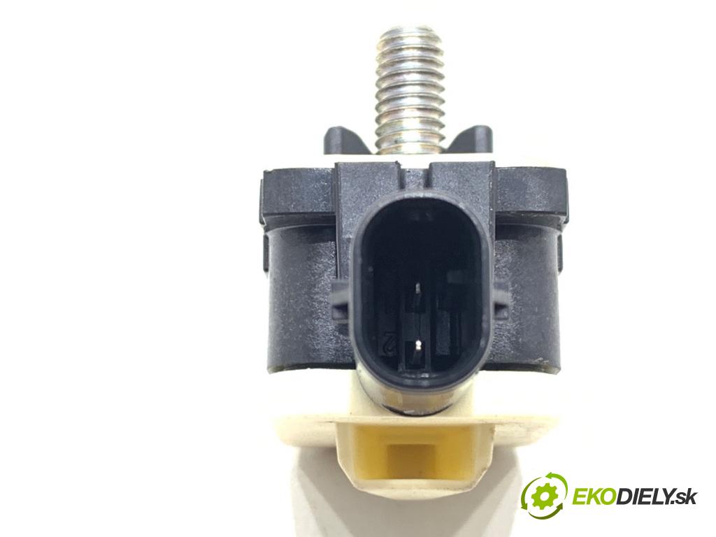 BMW F30 sedan 2016 180 kW 328 i xDrive 1997 Snímač nárazu 9217711 (Snímač nárazu)