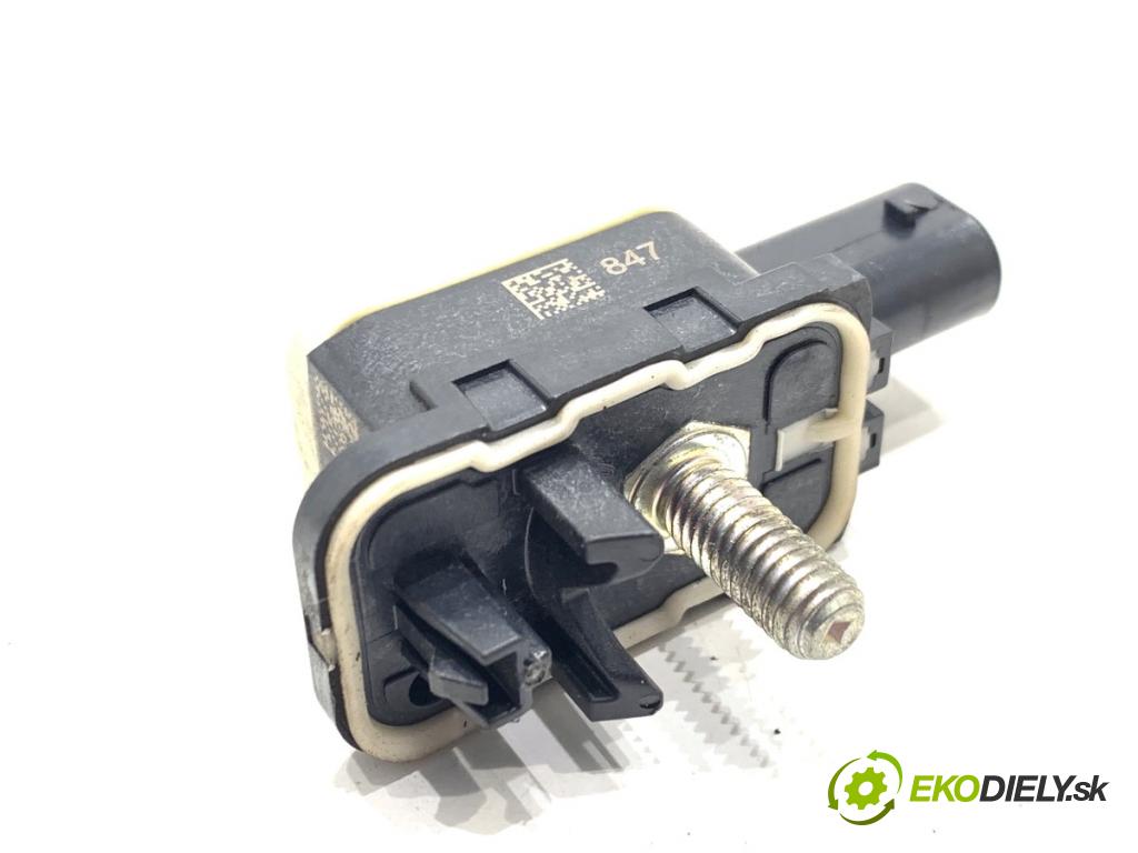 BMW F30 sedan 2016 180 kW 328 i xDrive 1997 Snímač nárazu 9217711 (Snímač nárazu)