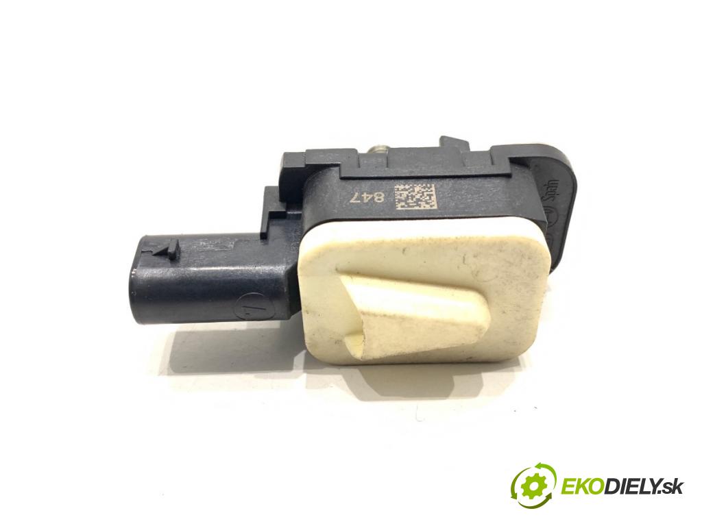 BMW F30 sedan 2016 180 kW 328 i xDrive 1997 Snímač nárazu 9217711 (Snímač nárazu)