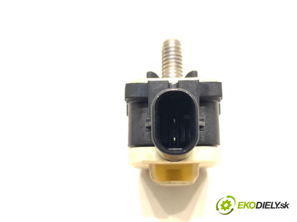 BMW F30 sedan 2016 180 kW 328 i xDrive 1997 Snímač nárazu 9217711 (Snímač nárazu)