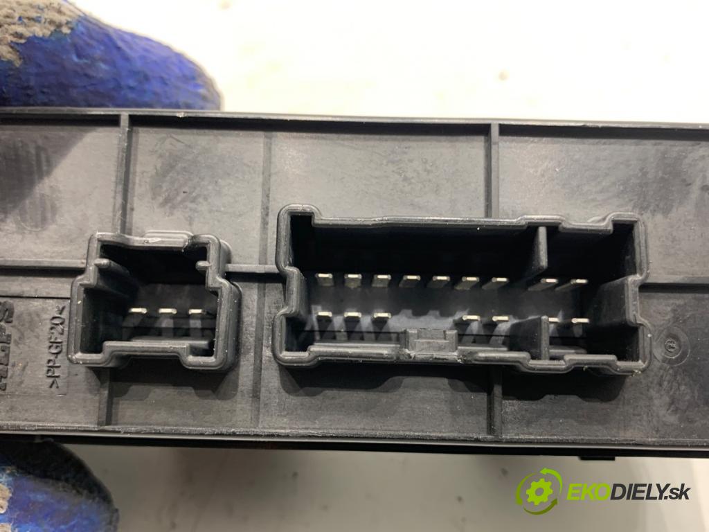 NISSAN JUKE F15 SUV 2012 86 kW 1.6 1598 Prepínač okien 254011KA0B (Prepínacie páčky pod volantom)