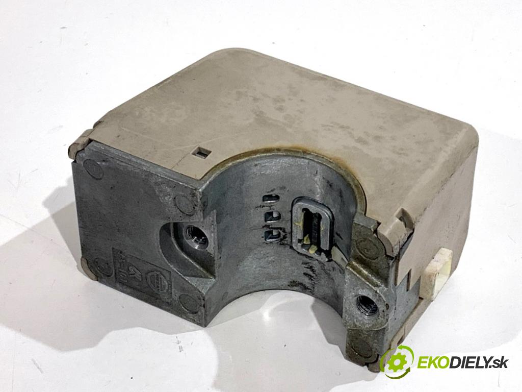 NISSAN JUKE F15 SUV 2012 86 kW 1.6 1598 blokáda volantu  (Řízení ostatní)