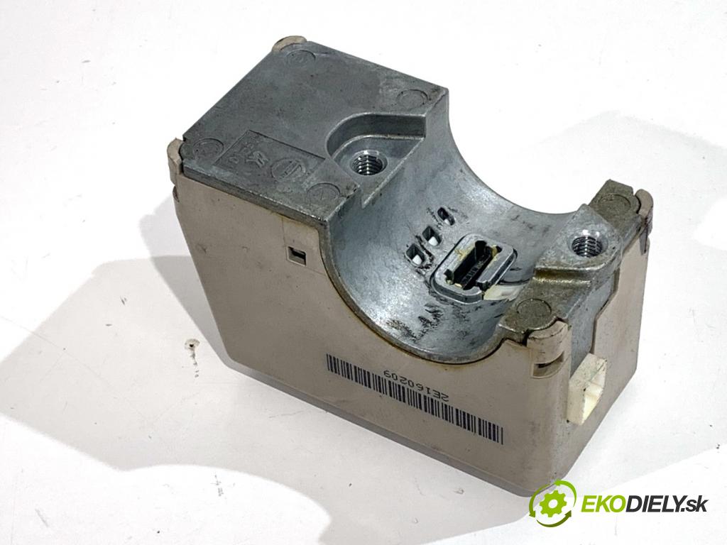 NISSAN JUKE F15 SUV 2012 86 kW 1.6 1598 blokáda volantu  (Řízení ostatní)