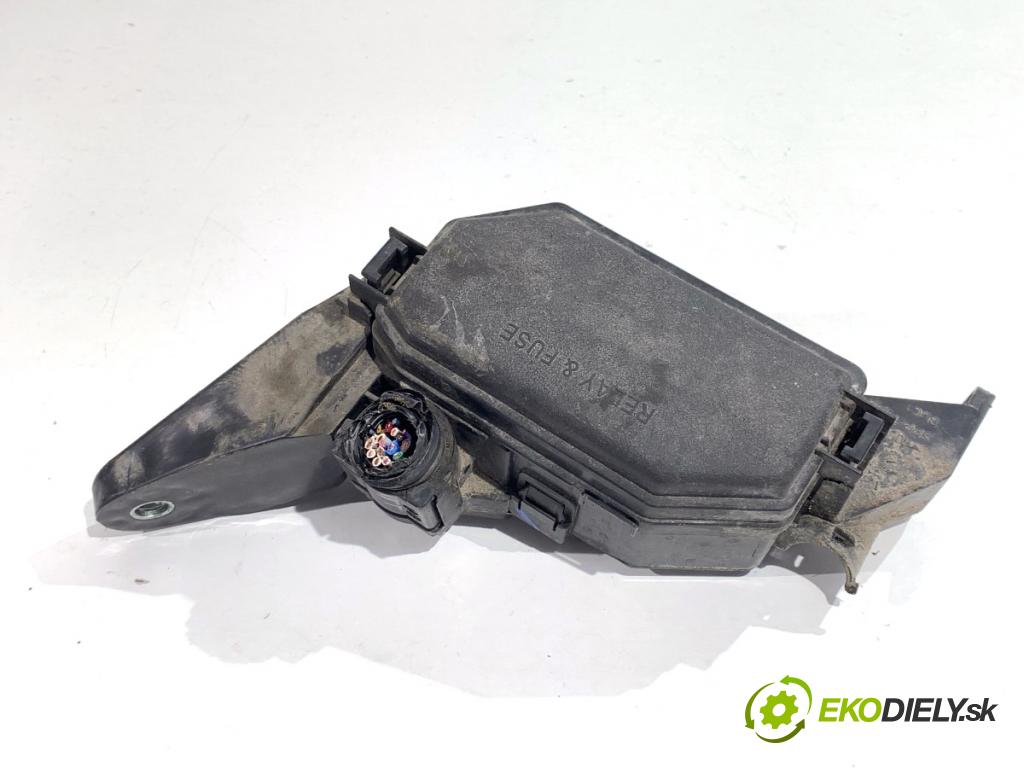 TOYOTA C-HR SUV 2016 85 kW 1.2 (NGX10_) 1197 Skrinka poistková 82662-F4030 (Poistková skrinka)