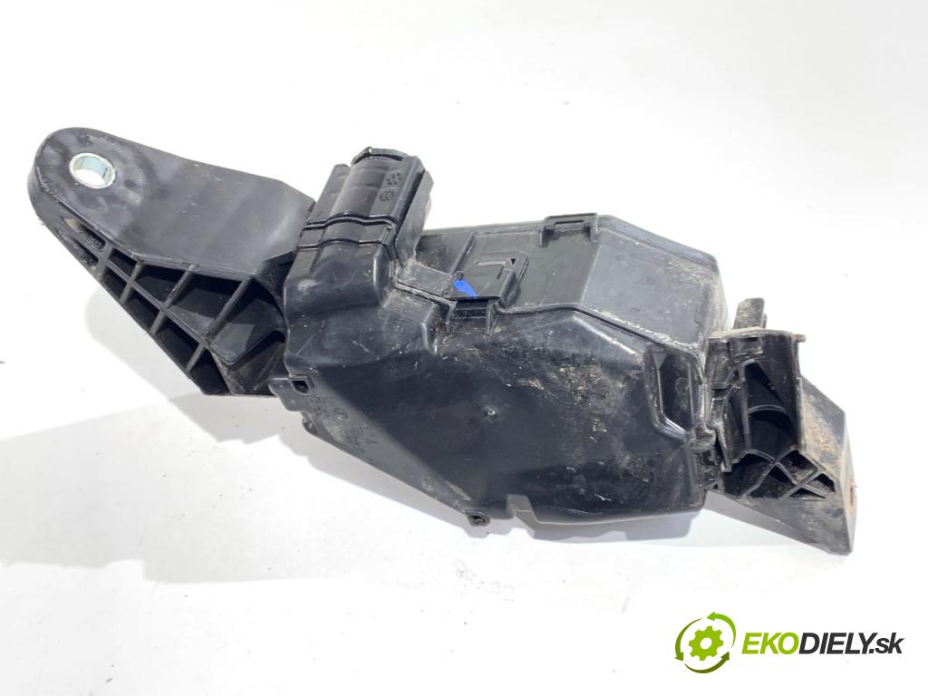 TOYOTA C-HR SUV 2016 85 kW 1.2 (NGX10_) 1197 skříňka poistková 82662-F4030 (Pojistková skříňka)