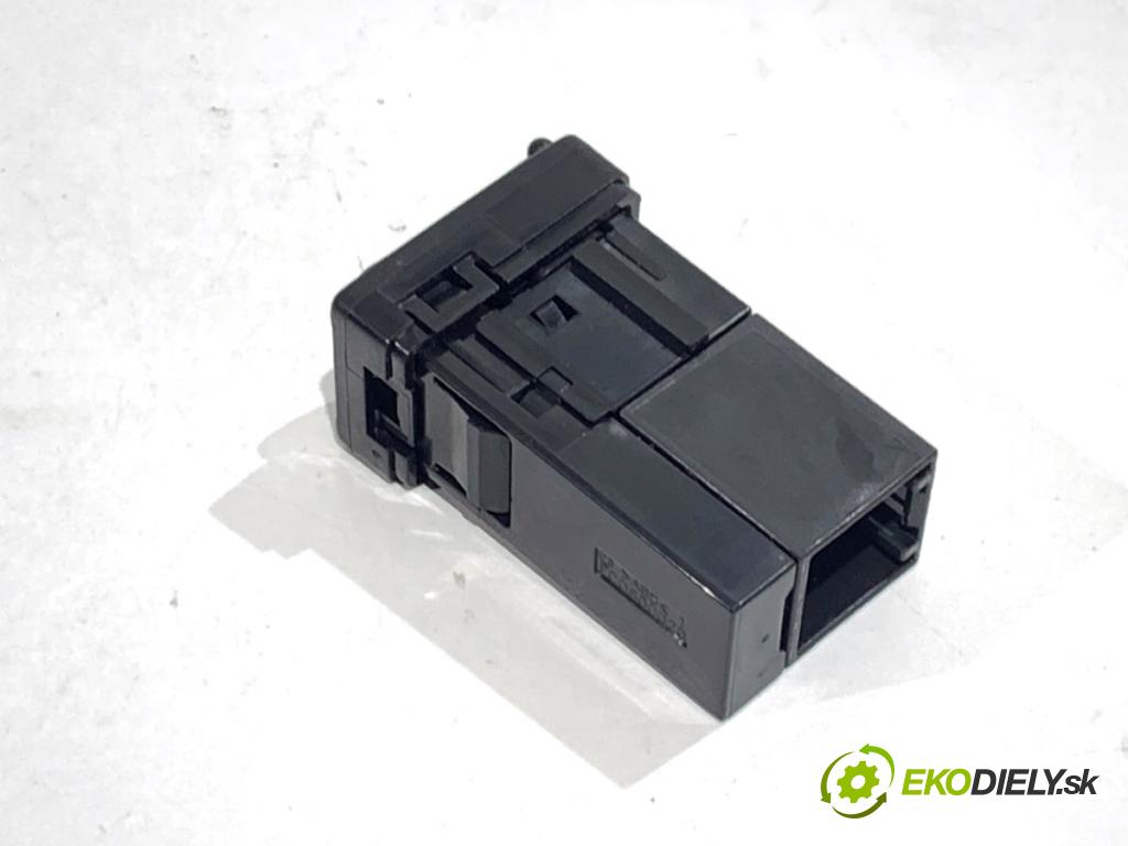 TOYOTA C-HR SUV 2016 85 kW 1.2 (NGX10_) 1197 HNÍZDO: USB 86190-F4010