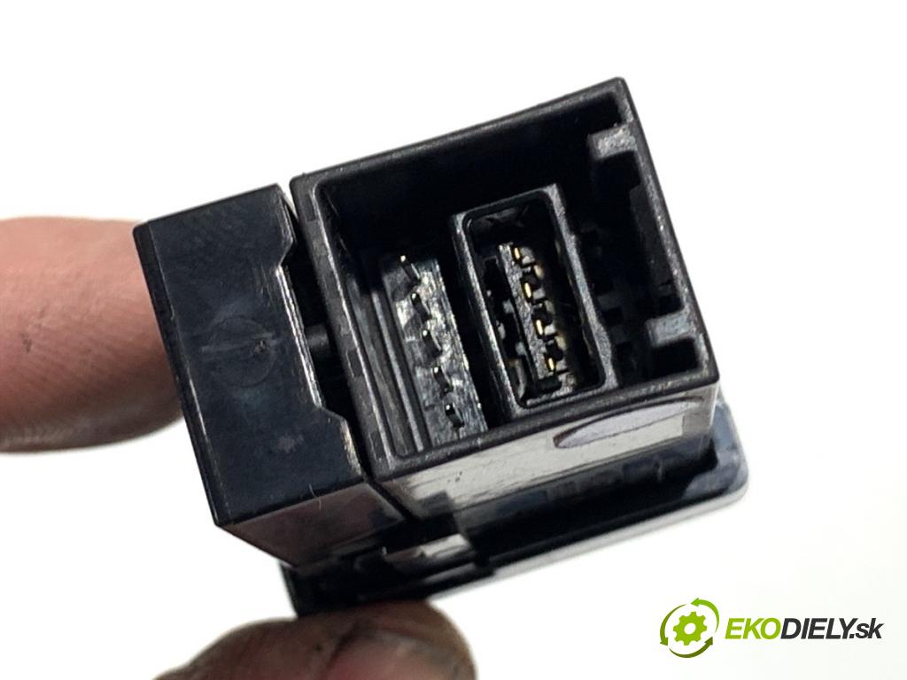 TOYOTA C-HR SUV 2016 85 kW 1.2 (NGX10_) 1197 HNÍZDO: USB 86190-F4010