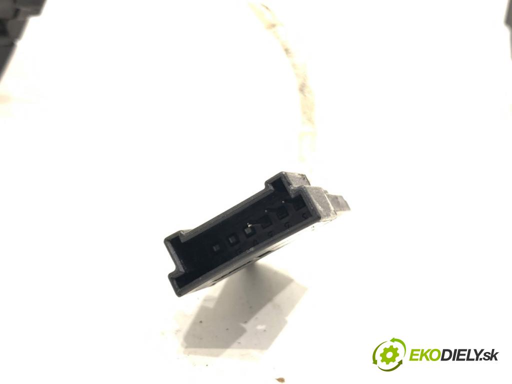 AUDI A4 B7 Kombi 2006 103 kW 2.0 TDI 1968 SPÍNAČE: volantu 4F0951527 4F0951527A