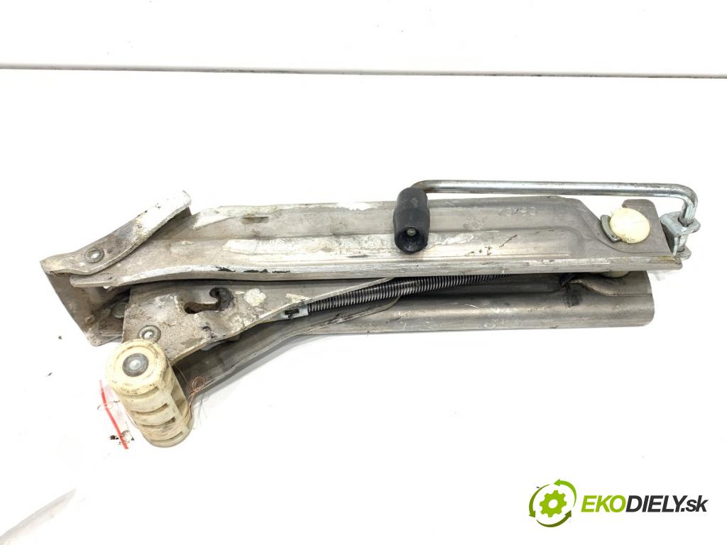 AUDI A6 C6 sedan 2004 165 kW 3.0 TDI quattro 2967 ZVEDÁK: - mechanismus 4F0011031