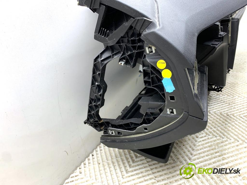VW PASSAT B8 Kombi 2016 140 kW 2.0 TDI 1968 Palubná doska silentbloku pasy 3G1819389A 3G0880204E