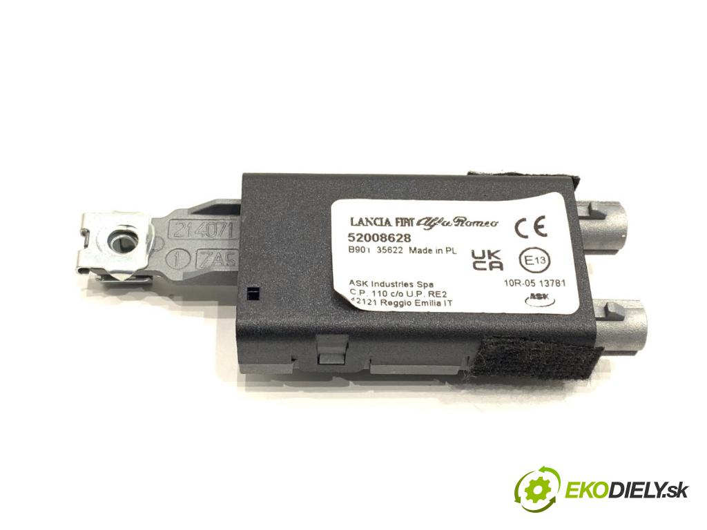 FIAT 500 liftback 2023 51 kW 1.0 Mild Hybrid (312.AYD1B) 999 zesilovač Antenní: 52008628 (Zesilovač)