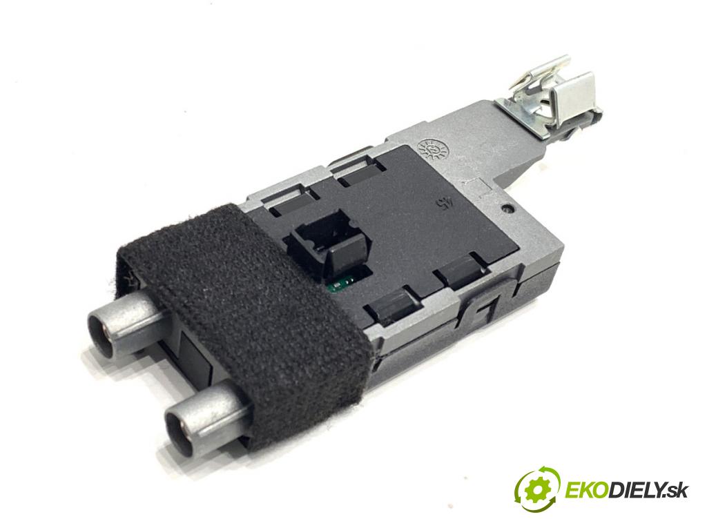 FIAT 500 liftback 2023 51 kW 1.0 Mild Hybrid (312.AYD1B) 999 Zosilňovač Antenní: 52008628 (Zosilňovač)