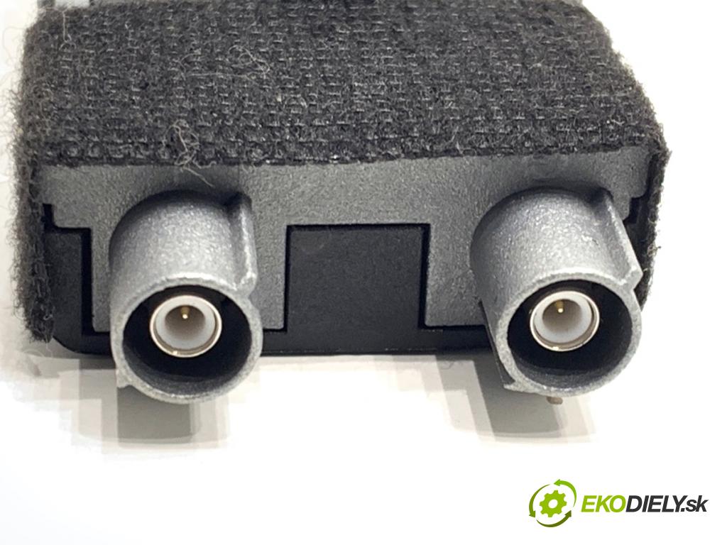 FIAT 500 liftback 2023 51 kW 1.0 Mild Hybrid (312.AYD1B) 999 Zosilňovač Antenní: 52008628 (Zosilňovač)