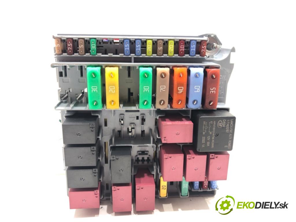 FIAT 500 liftback 2023 51 kW 1.0 Mild Hybrid (312.AYD1B) 999 skříňka poistková  (Pojistková skříňka)