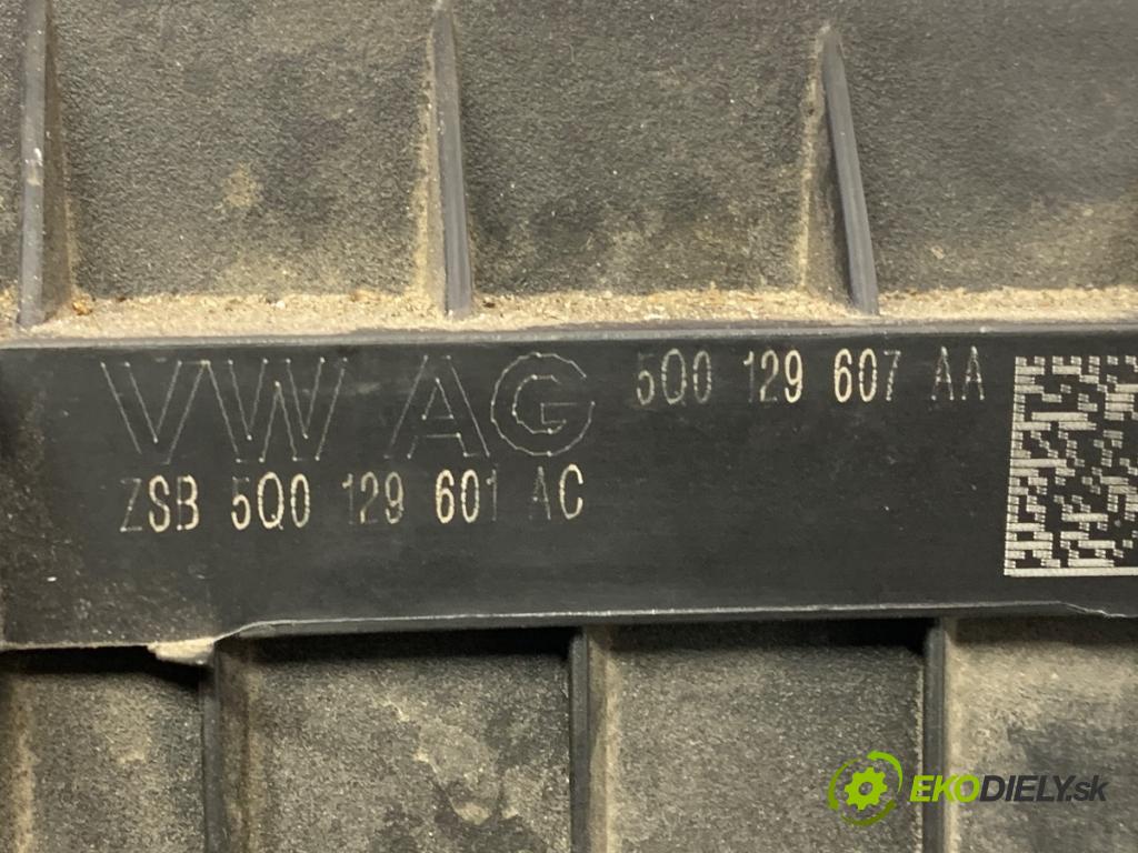 VW PASSAT B8 Kombi 2016 140 kW 2.0 TDI 1968 Obal filtra vzduchu 5Q0129607AA 5Q0129620B (Obal vzduchového filtra)