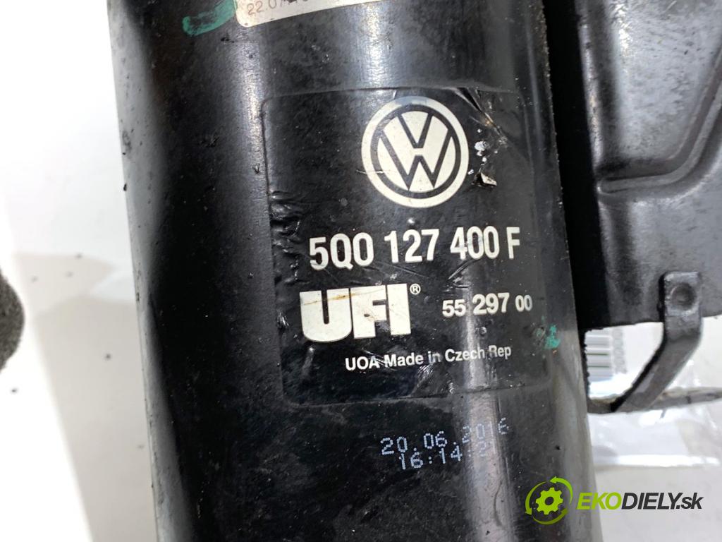 VW PASSAT B8 Kombi 2016 140 kW 2.0 TDI 1968 obal filtra paliva 5Q0127400F (Kryt palivového filtru)