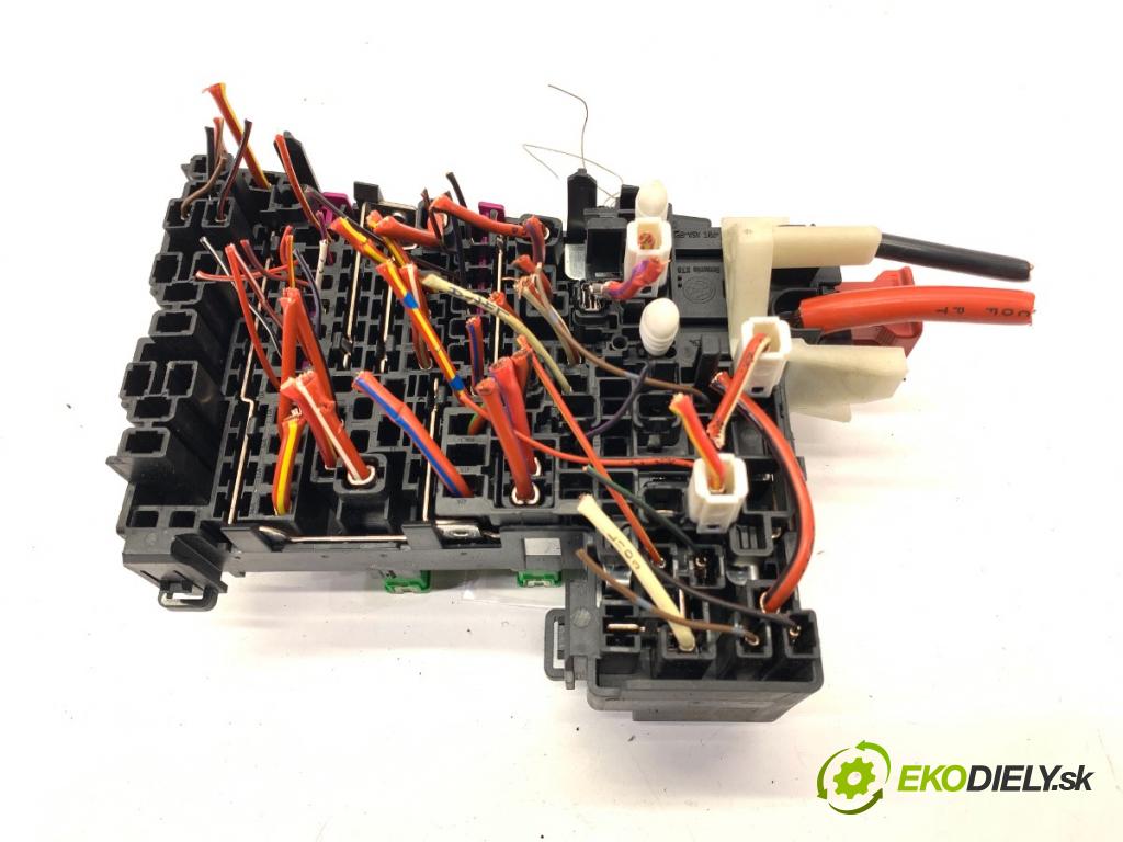 VW PASSAT B8 Kombi 2016 140 kW 2.0 TDI 1968 skříňka poistková 5Q0937615C (Pojistková skříňka)