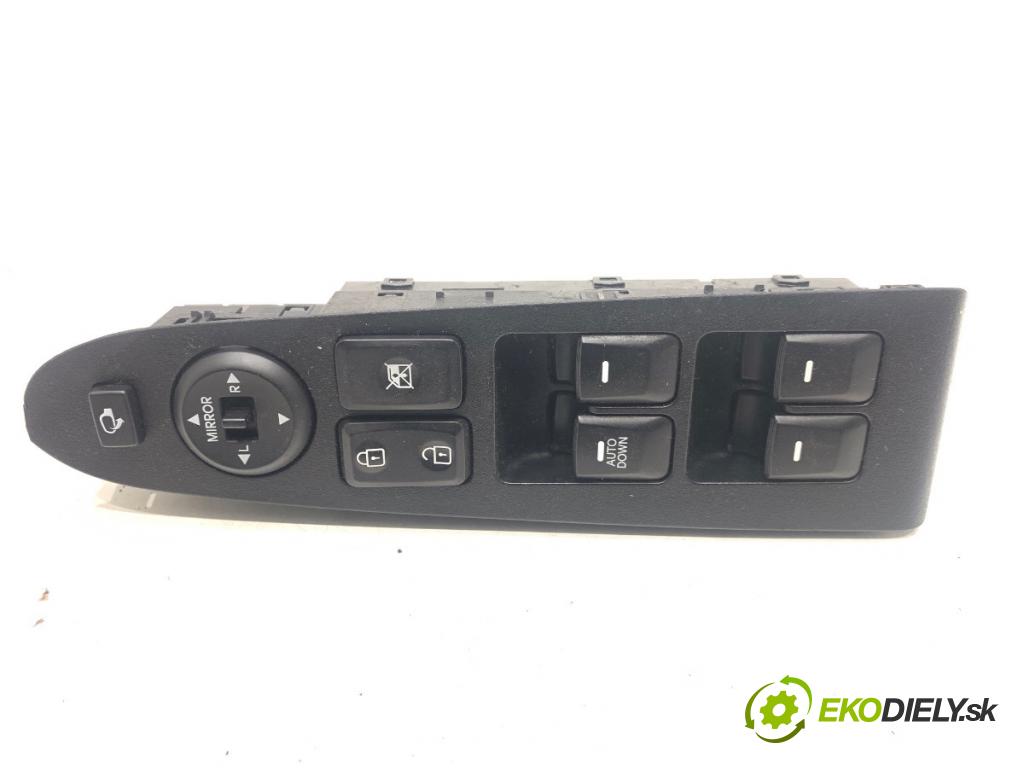 KIA SPORTAGE III SUV 2013 191 kW 2.0 AWD 1998 Prepínač okien 93570-3W100WK (Prepínacie páčky pod volantom)