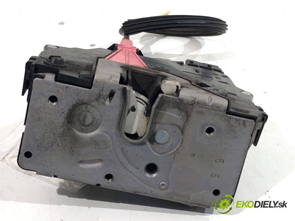 OPEL CORSA E liftback 2016 66 kW 1.4 (08, 68) 1398 zámok Dvere pravy zad 13431845
