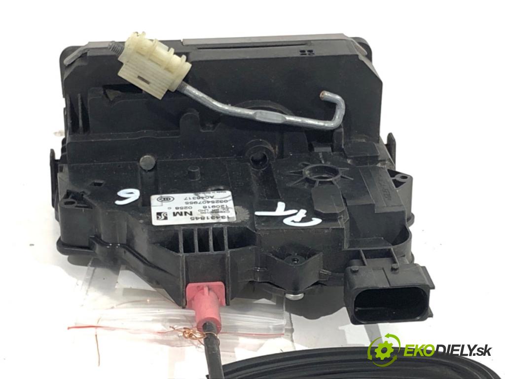 OPEL CORSA E liftback 2016 66 kW 1.4 (08, 68) 1398 zámok Dvere pravy zad 13431845