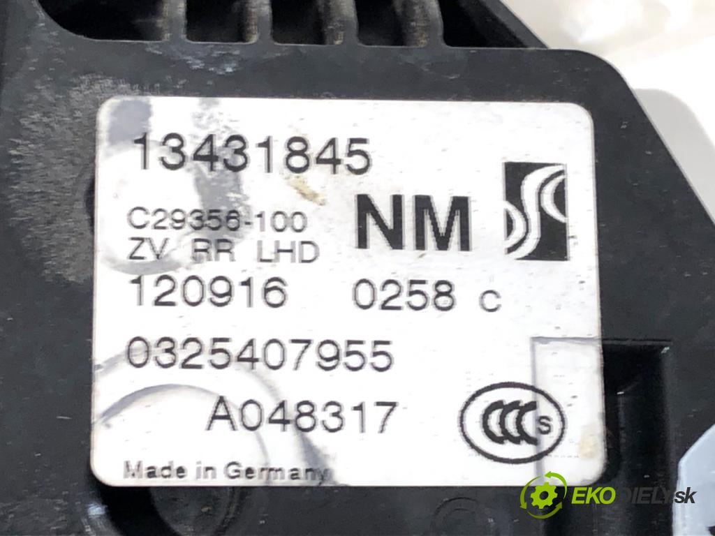 OPEL CORSA E liftback 2016 66 kW 1.4 (08, 68) 1398 zámok Dvere pravy zad 13431845