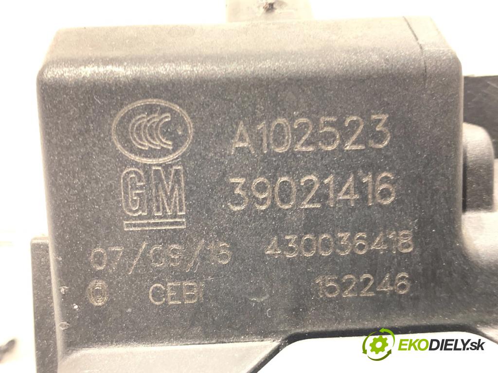 OPEL CORSA E liftback 2016 66 kW 1.4 (08, 68) 1398 zámok dverí zad 39021416