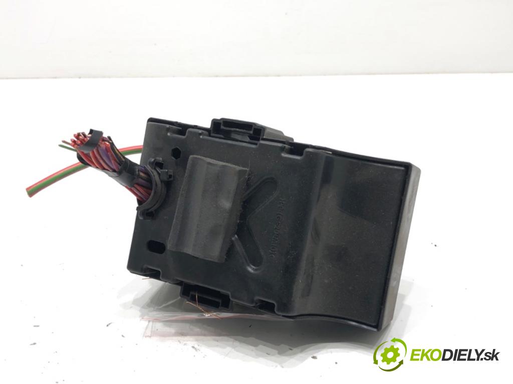 OPEL CORSA E liftback 2016 66 kW 1.4 (08, 68) 1398 skříňka poistková  (Pojistková skříňka)