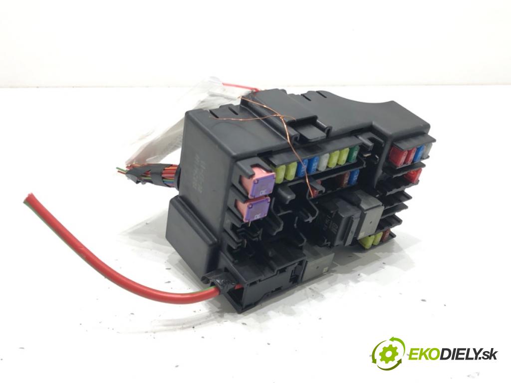 OPEL CORSA E liftback 2016 66 kW 1.4 (08, 68) 1398 skříňka poistková  (Pojistková skříňka)