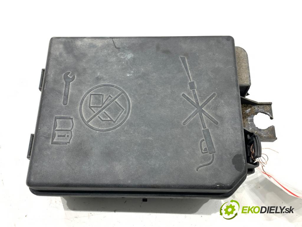 OPEL CORSA E liftback 2016 66 kW 1.4 (08, 68) 1398 skříňka poistková 39068006 (Pojistková skříňka)