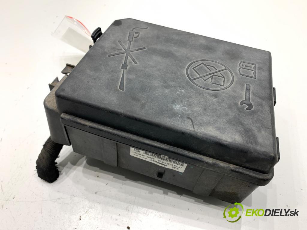 OPEL CORSA E liftback 2016 66 kW 1.4 (08, 68) 1398 skříňka poistková 39068006 (Pojistková skříňka)