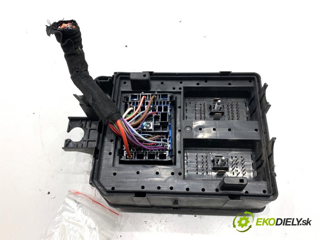 OPEL CORSA E liftback 2016 66 kW 1.4 (08, 68) 1398 skříňka poistková 39068006 (Pojistková skříňka)