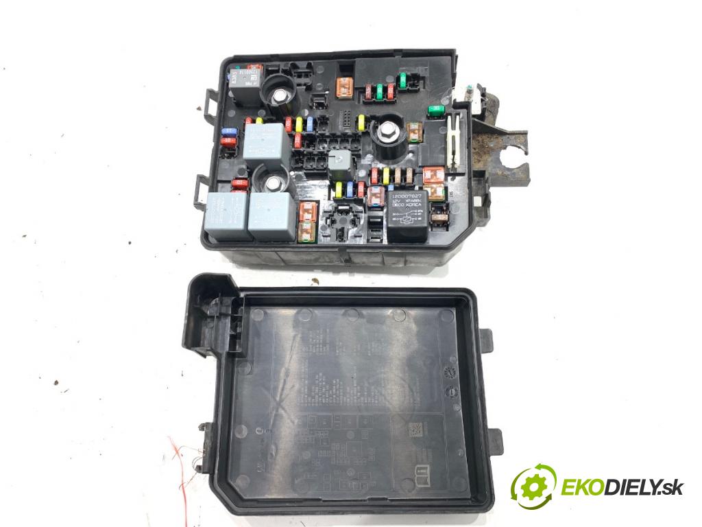 OPEL CORSA E liftback 2016 66 kW 1.4 (08, 68) 1398 skříňka poistková 39068006 (Pojistková skříňka)