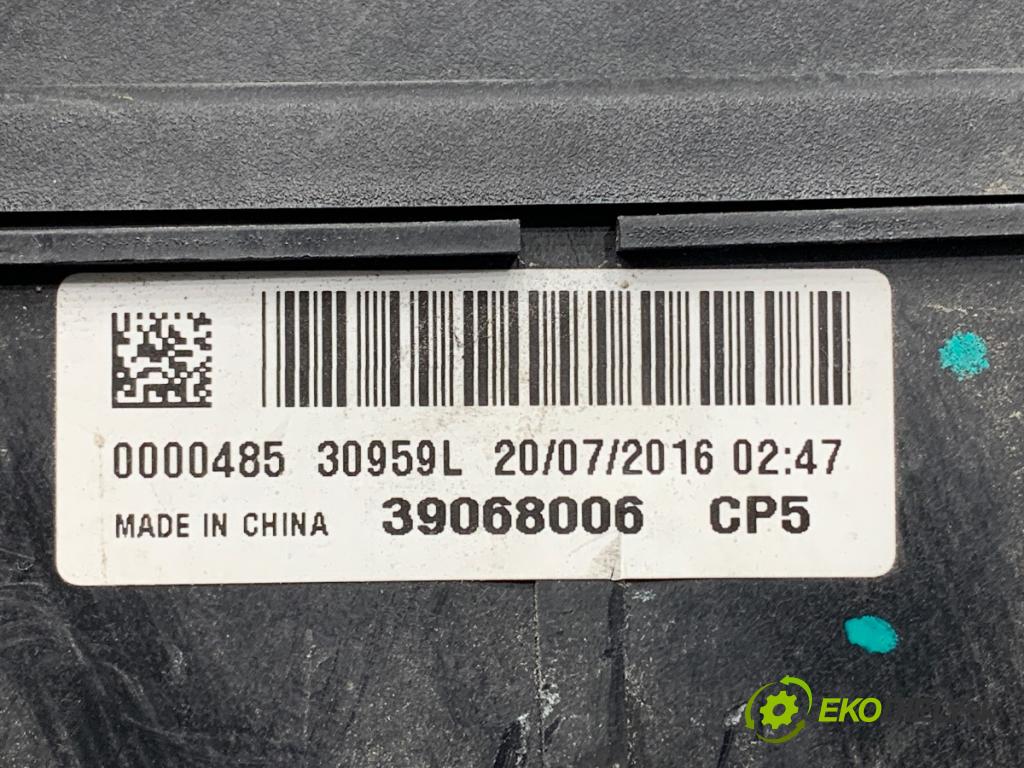 OPEL CORSA E liftback 2016 66 kW 1.4 (08, 68) 1398 skříňka poistková 39068006 (Pojistková skříňka)