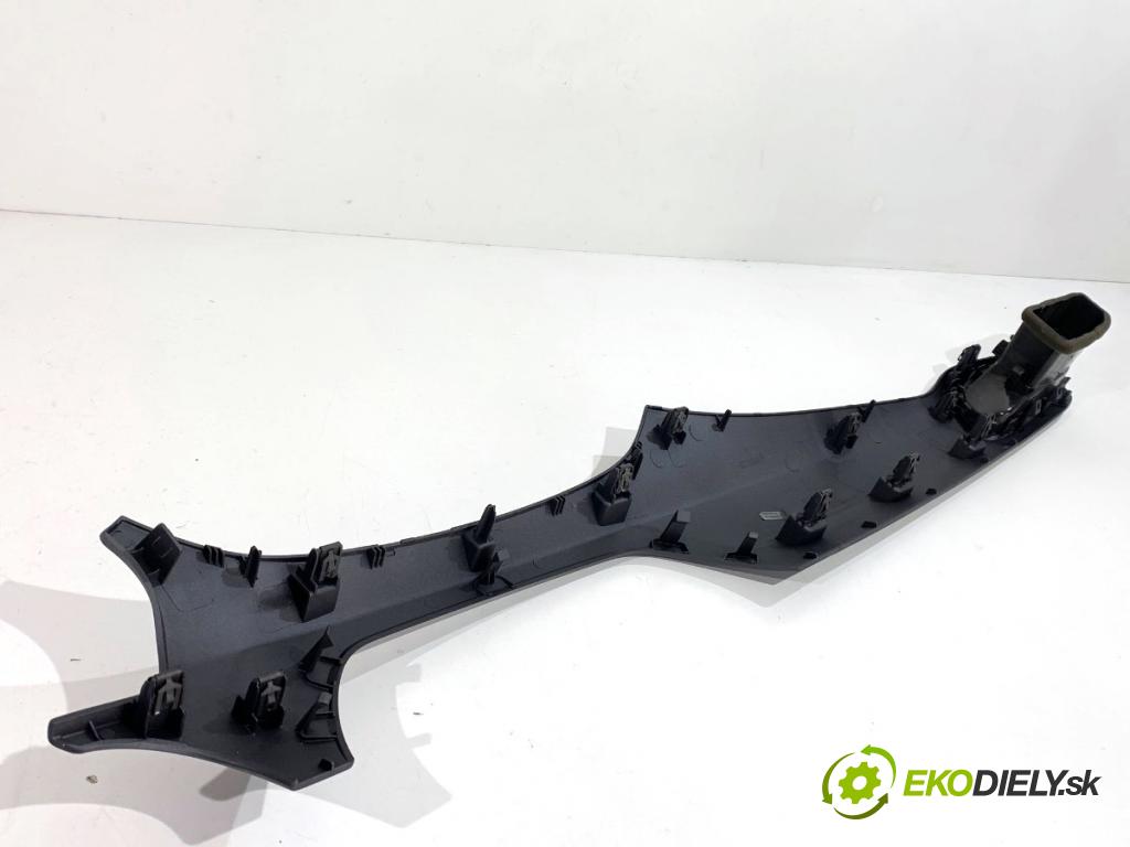 OPEL CORSA E liftback 2016 66 kW 1.4 (08, 68) 1398 lišty kryt 39050125 13391249 (Lišta)