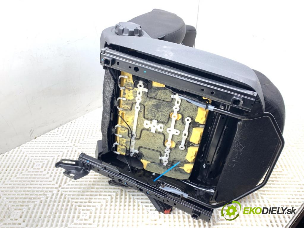 OPEL CORSA E liftback 2016 66 kW 1.4 (08, 68) 1398 Sedadlo pravy predný