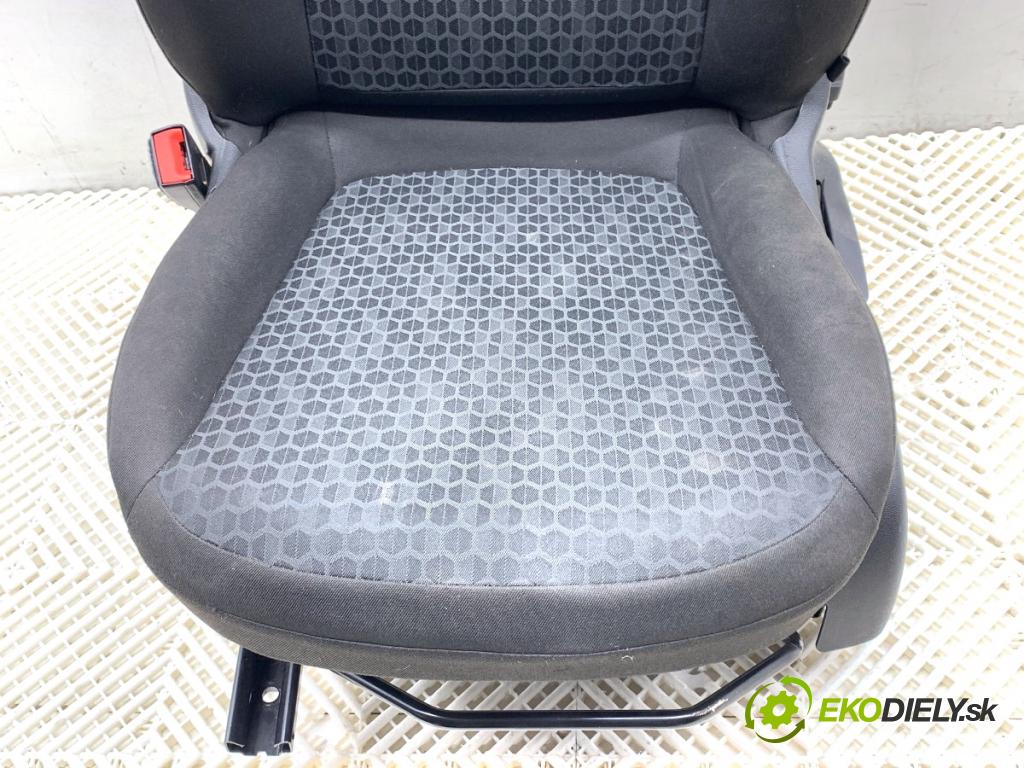 OPEL CORSA E liftback 2016 66 kW 1.4 (08, 68) 1398 Sedadlo ľavy predný