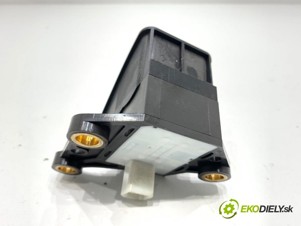 TOYOTA AVENSIS T27 sedan 2012 108 kW 1.8 (ZRT271_) 1798 Spínač brzdy ručnej brzdy 84390-05010 (Prepínacie páčky pod volantom)