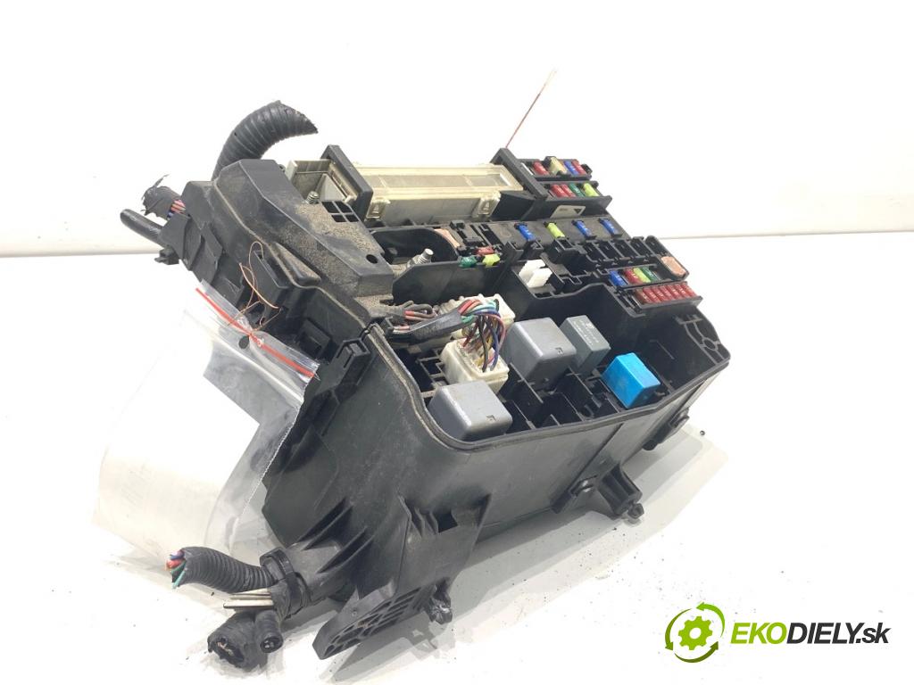 TOYOTA AVENSIS T27 sedan 2012 108 kW 1.8 (ZRT271_) 1798 skříňka poistková 82111-05L90 (Pojistková skříňka)