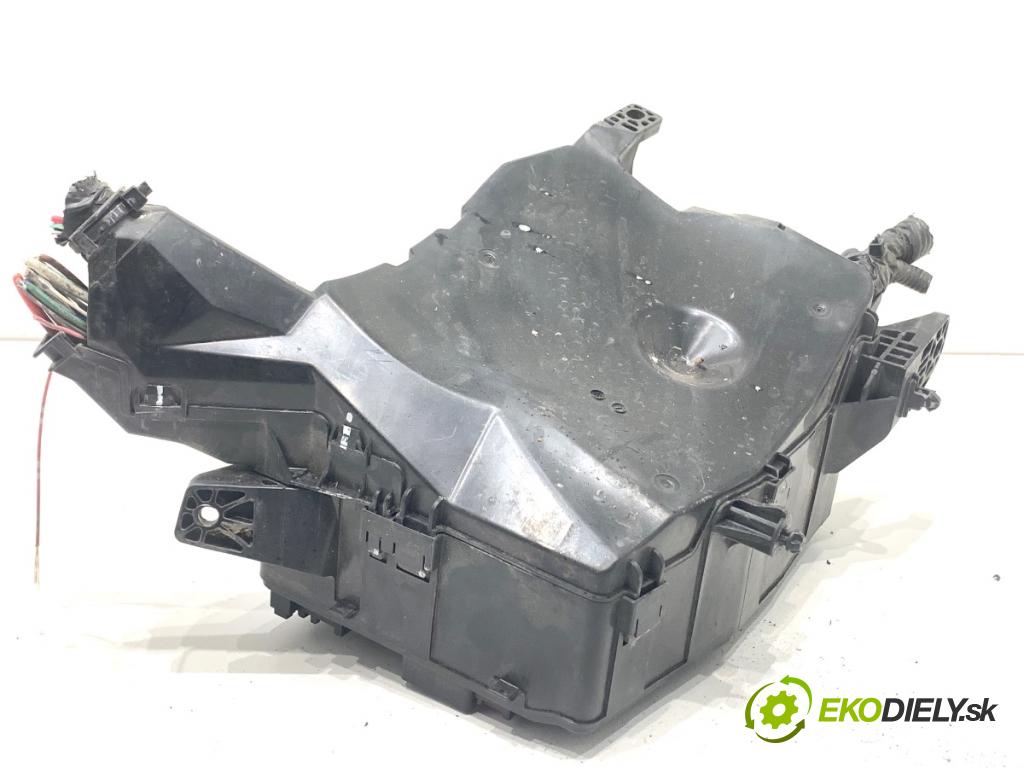 TOYOTA AVENSIS T27 sedan 2012 108 kW 1.8 (ZRT271_) 1798 skříňka poistková 82111-05L90 (Pojistková skříňka)