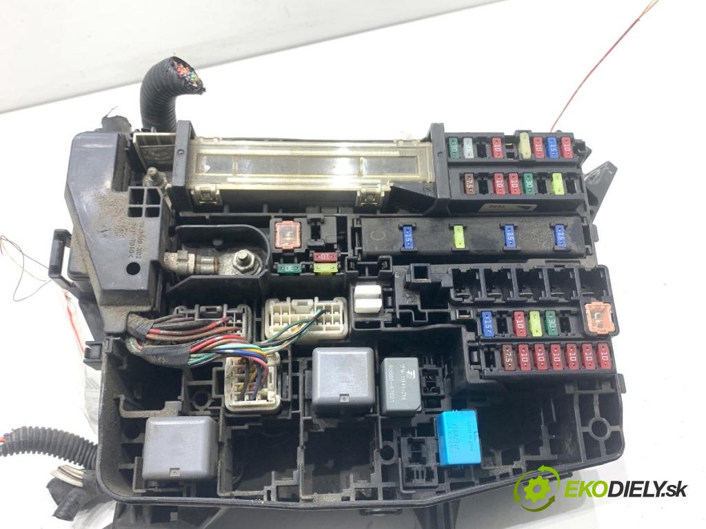 TOYOTA AVENSIS T27 sedan 2012 108 kW 1.8 (ZRT271_) 1798 skříňka poistková 82111-05L90 (Pojistková skříňka)