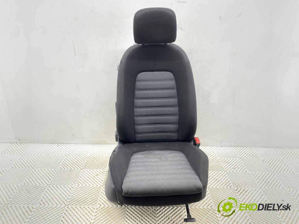 VW PASSAT B7 Kombi 2012 103 kW 2.0 TDI 1968 Sedadlo pravy predný 