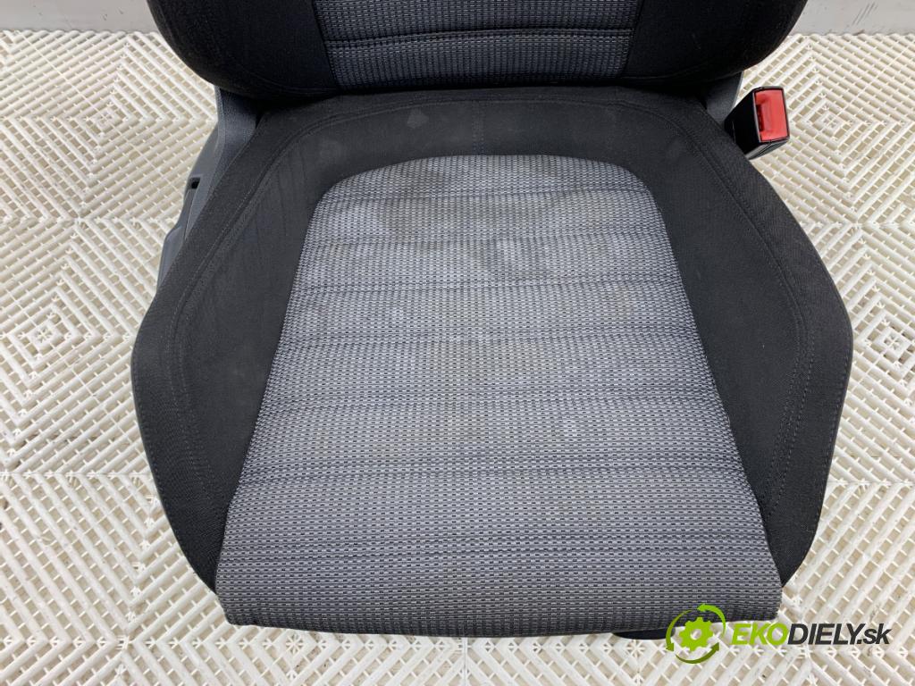 VW PASSAT B7 Kombi 2012 103 kW 2.0 TDI 1968 Sedadlo pravy predný